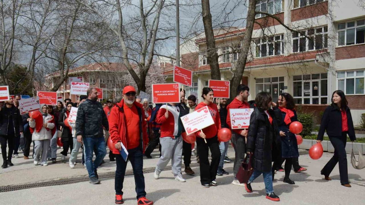 Anadolu Üniversitesi'nde 'Otizm İçin Kırmızı Kampüs Yürüyüşü' yapıldı