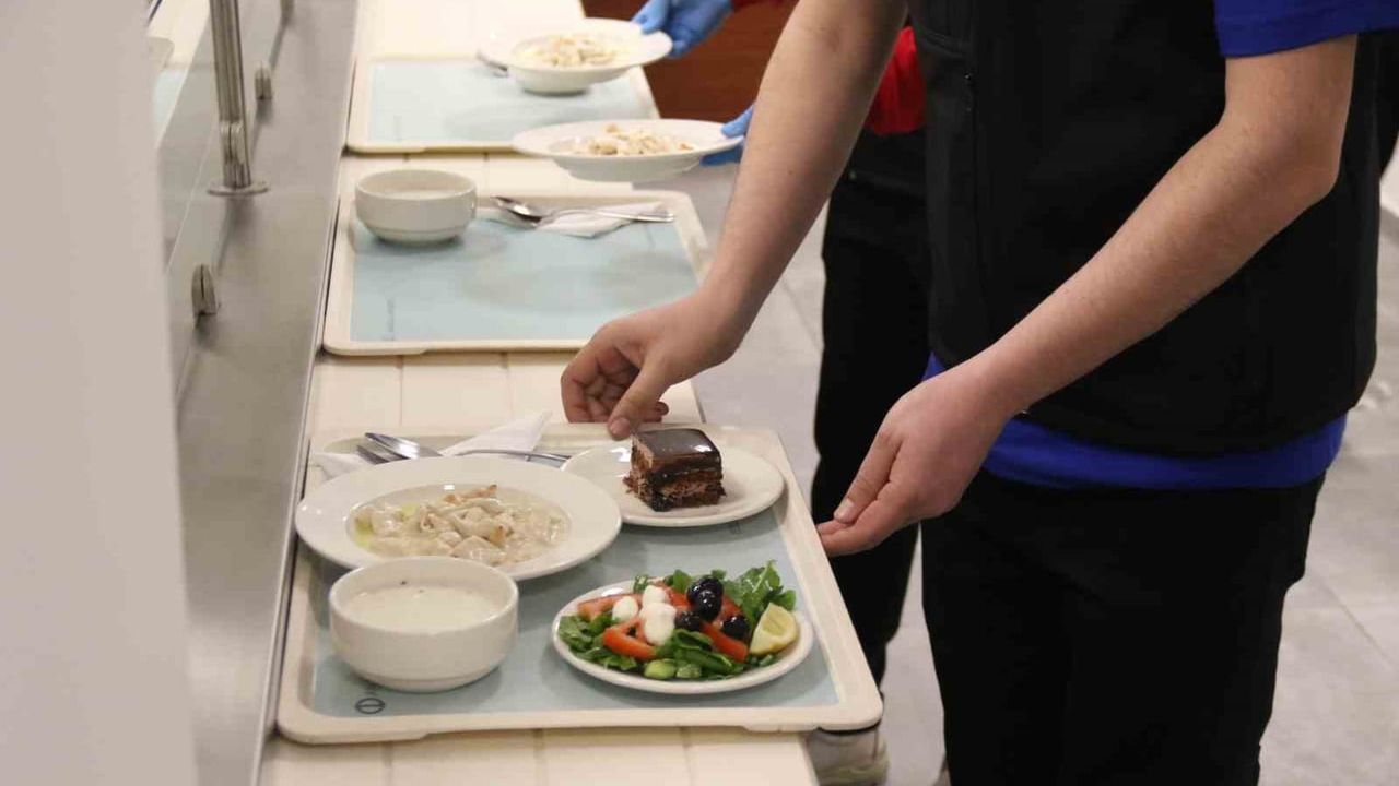 Anadolu Üniversitesi Yemek Üretim Tesisi tanıtıldı: Kapasite, hijyen ve ücretsiz hizmet ön planda