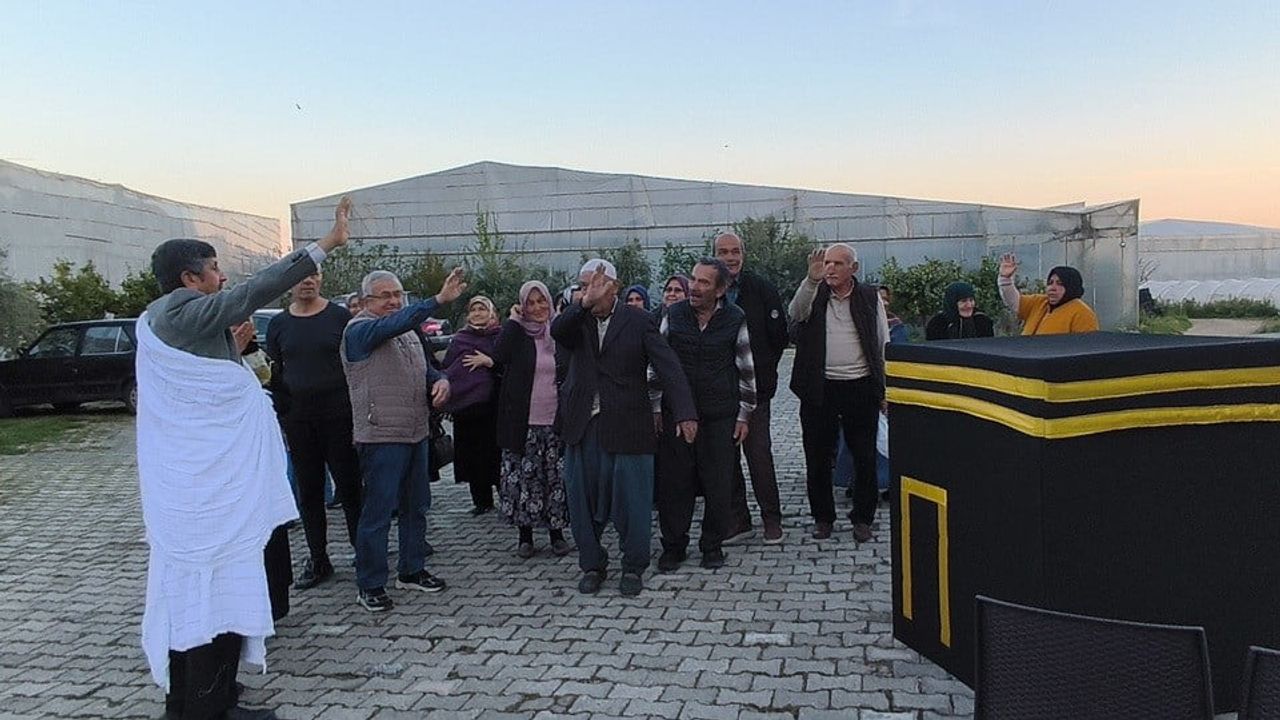 Anamur'da hacı adaylarına Kâbe maketiyle uygulamalı eğitim tamamlandı