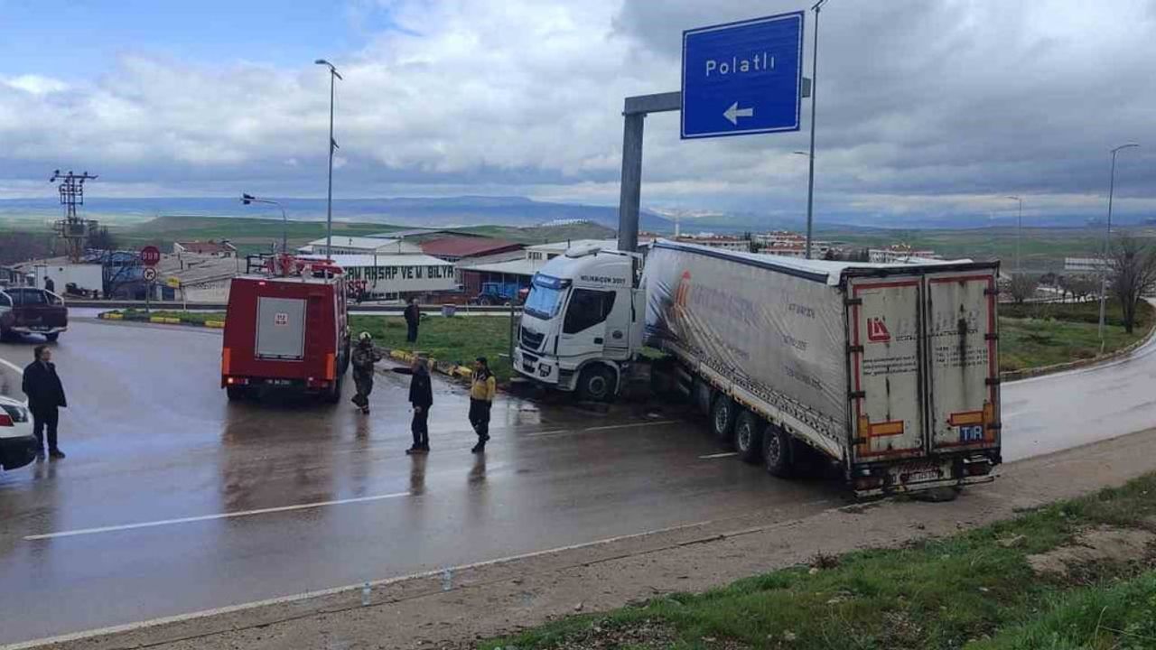 Ankara Ayaş Yolu'nda tır refüje çarptı — sürücü hafif yaralandı