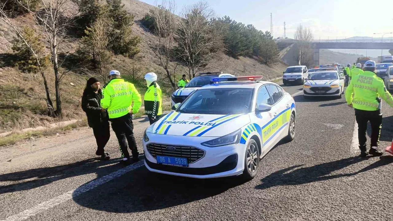 Ankara'da Kuzey Çevre Yolu'nda kafa kafaya çarpışma: 5 kişi hayatını kaybetti