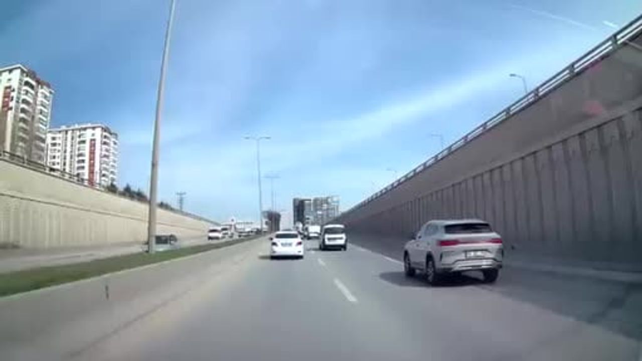 Ankara’da makas atan otomobil hafif ticari araca çarpıp devrilmesine neden oldu, anlar araç kamerasında