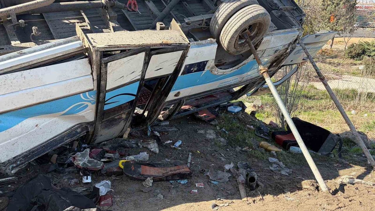 Ankara'da özel halk otobüsü köprü direğine çarptı: 5 ölü, 15 yaralı