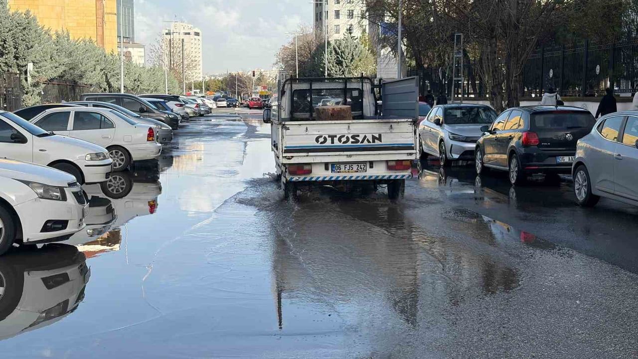 Ankara'da sağanak etkili oldu: Caddeler ve sokaklar suyla doldu