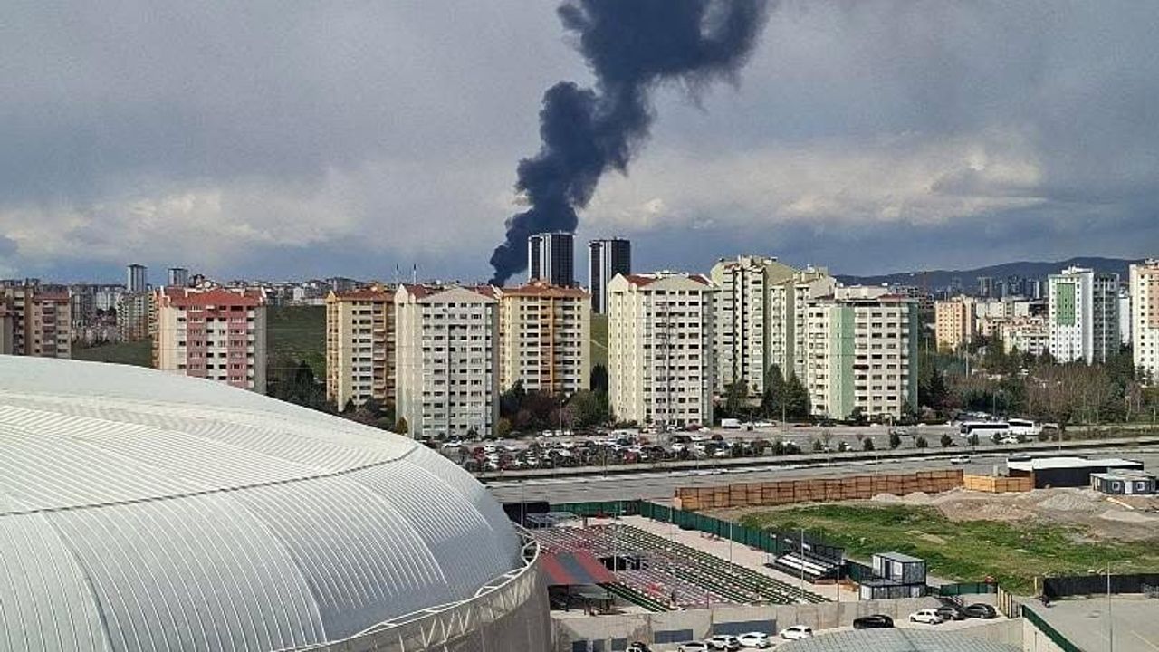 Ankara'da Yenimahalle Susuz Mahallesi'nde mobilya deposu yangını kontrol altına alındı