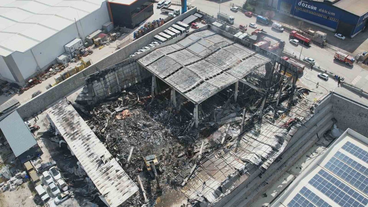 Ankara Sincan'da ilaç fabrikasında gece yangını: Hasar drone görüntüleriyle ortaya çıktı