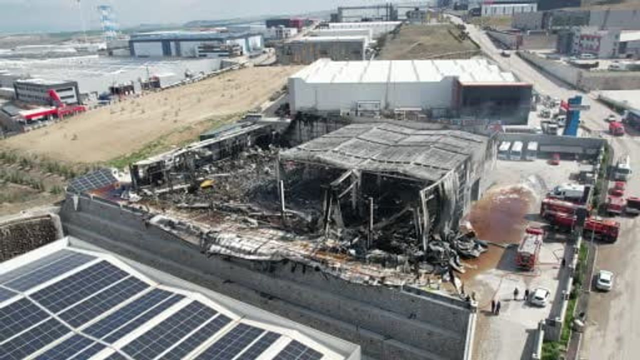 Ankara Sincan'daki ilaç fabrikasında gece yangını; hasar dronla havadan görüntülendi