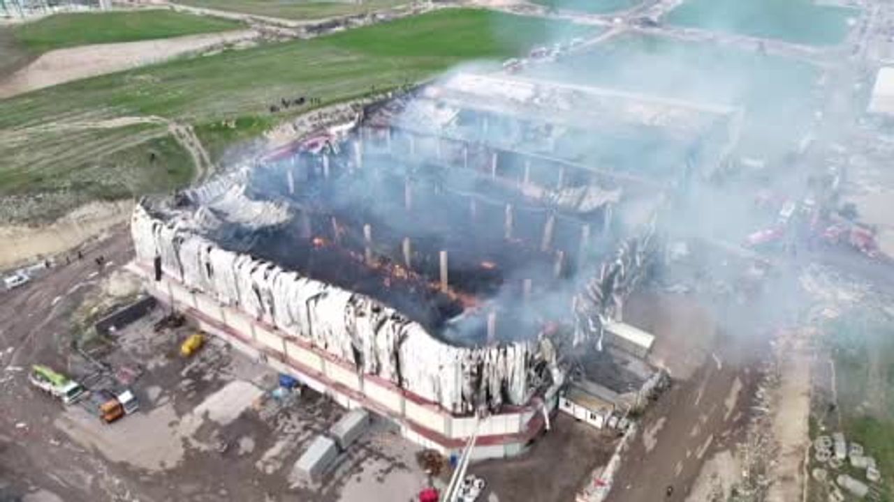 Ankara Yenimahalle'de mobilya deposu yangını kontrol altına alındı