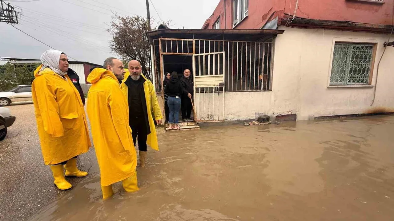 Antakya Belediyesi sahada: Sel bölgelerinde kanal açma ve tahliye çalışmaları sürüyor