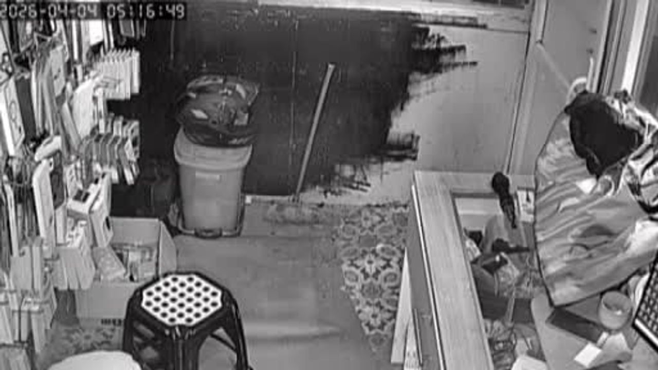 Antakya'da cep telefonu dükkanından 150 bin TL’lik hırsızlık; şüphelilerin 'sadece sıfır telefonları al' diyerek yönlendirdiği anlar kamerada