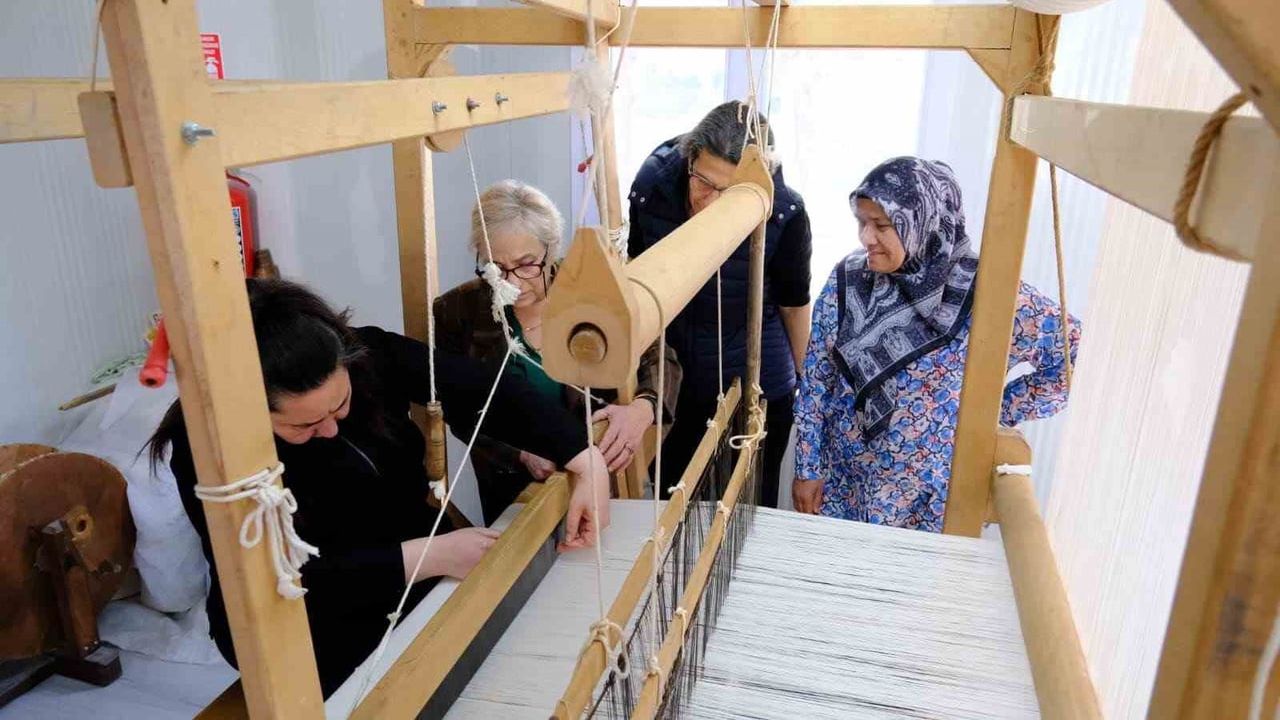 Antakya'da ipek el dokumacılığı kursu sürüyor: Geleneksel dokuma yaşatılıyor