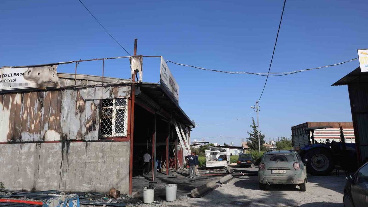 Antakya’da iş yerinde çıkan yangın maddi hasara yol açtı, içerideki kamyonet kullanılamaz hale geldi