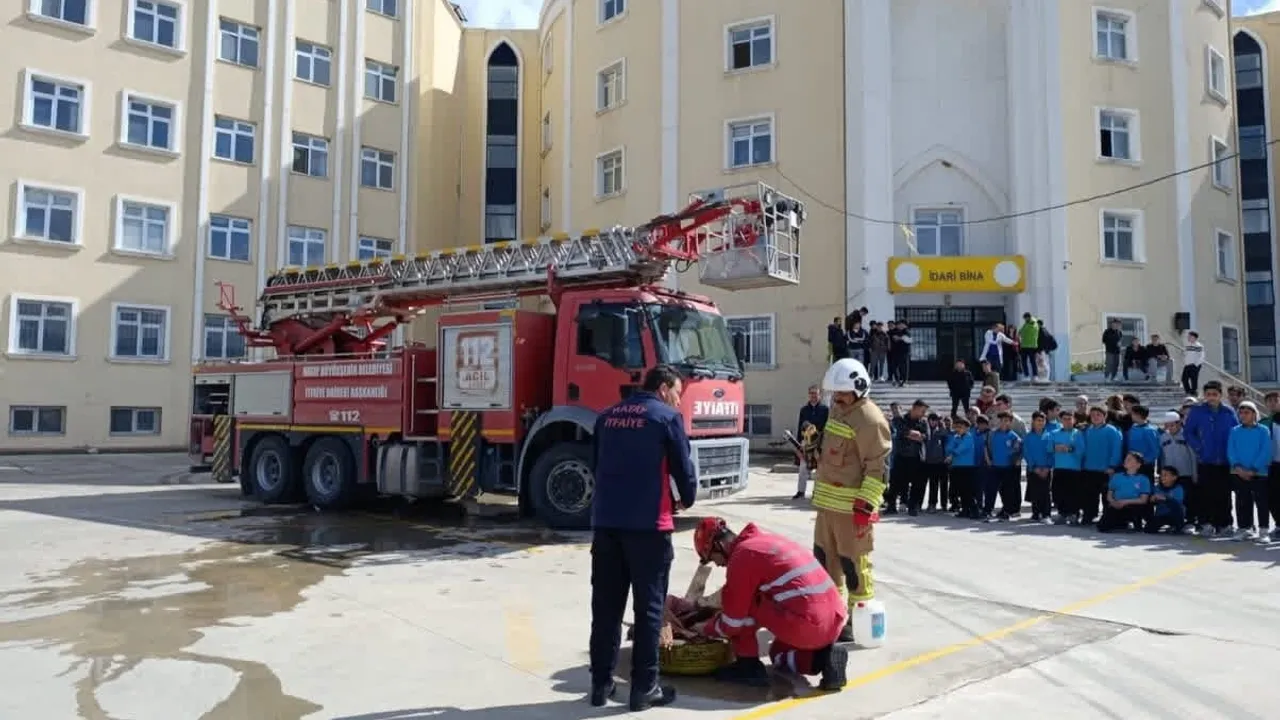 Antakya'da lise öğrencilerine temel yangın eğitimi: teorik ve uygulamalı tatbikat yapıldı