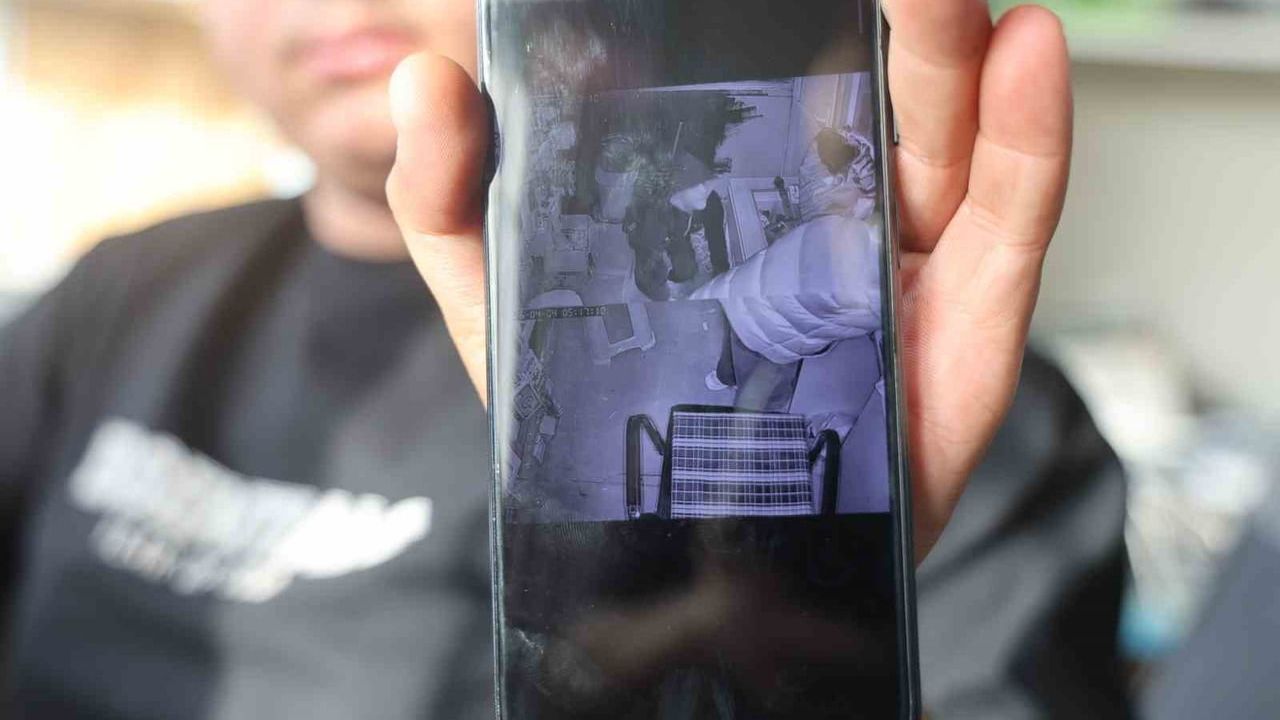 Antakya'da telefoncu soygunu: 150 bin TL değerindeki cihazlar çalındı, kamera talimat kaydetti