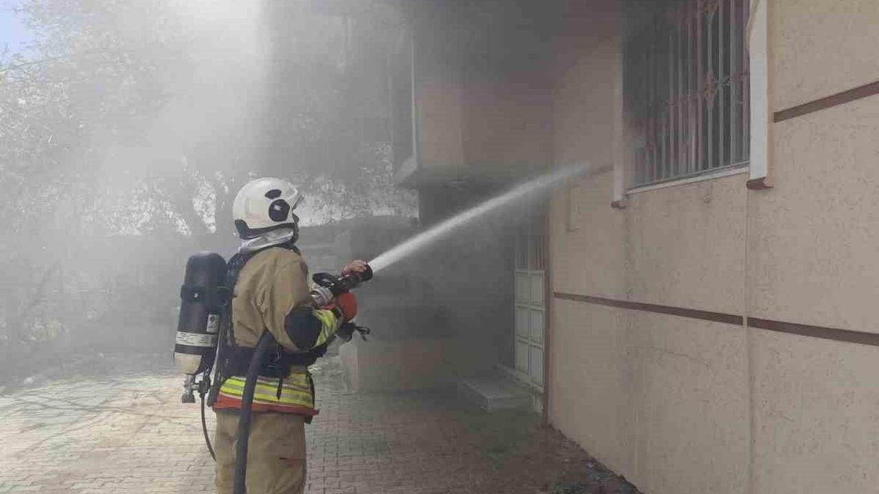Antakya'da Üçgedik Mahallesi'nde ev yangını kontrol altına alındı