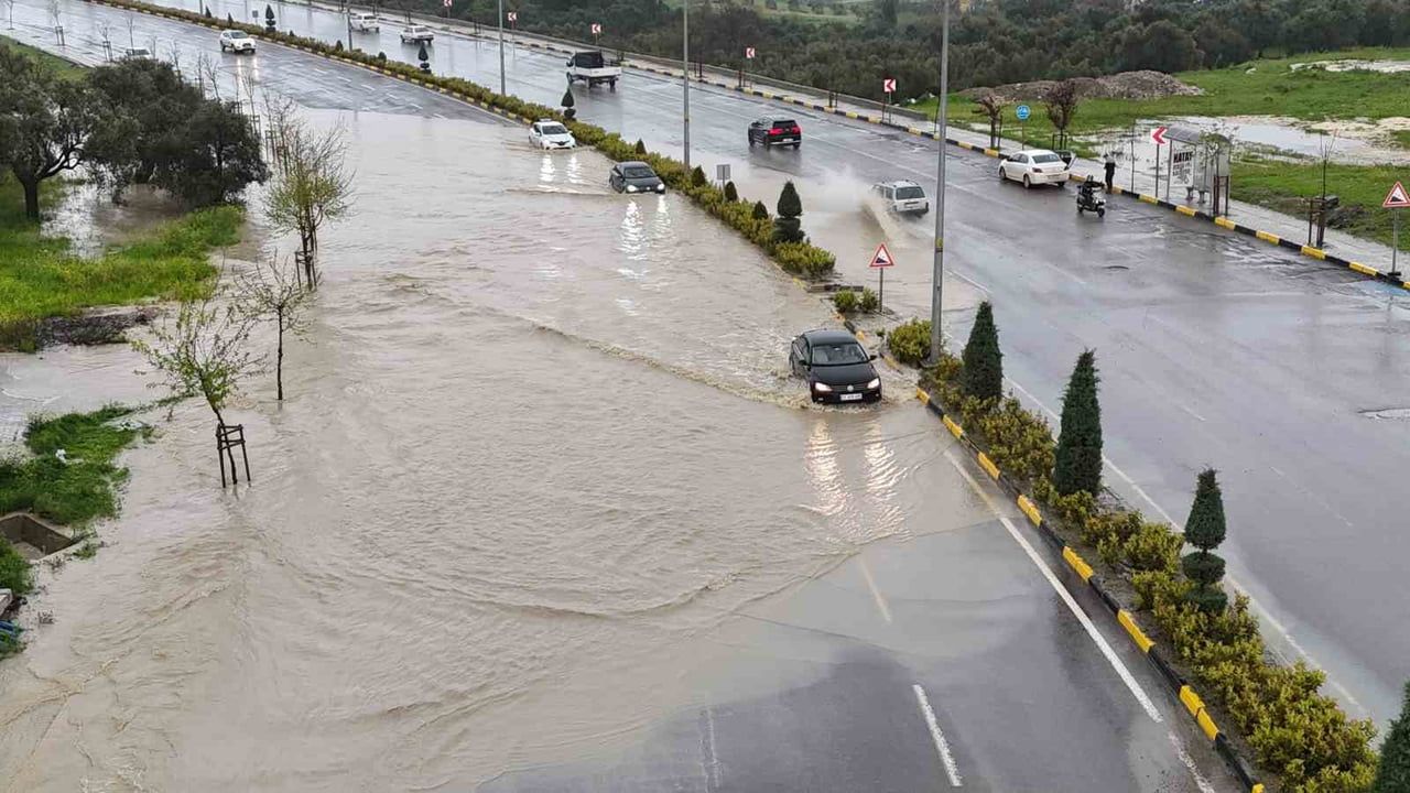 Antakya'da yoğun yağış nedeniyle 10 Nisan 2026'de eğitime 1 gün ara