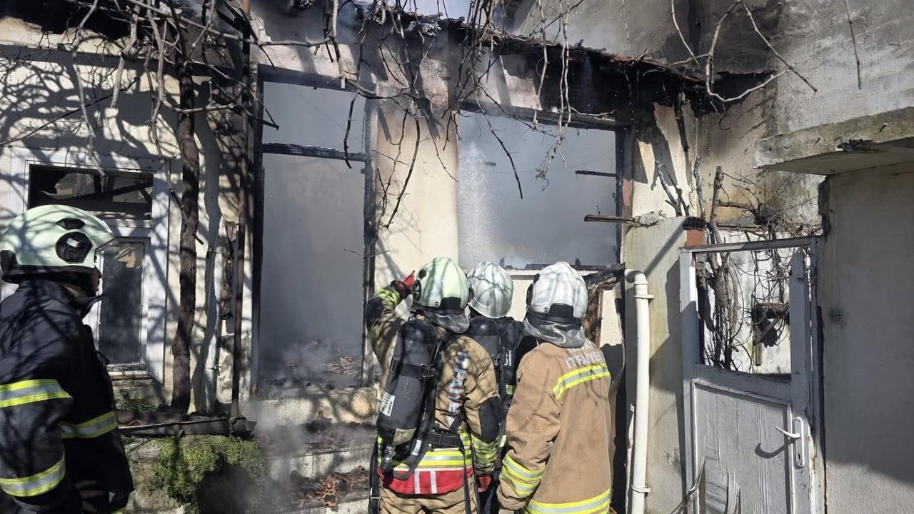 Antakya İplik Pazarı Mevkii'nde metruk bina yangını kısa sürede kontrol altına alındı