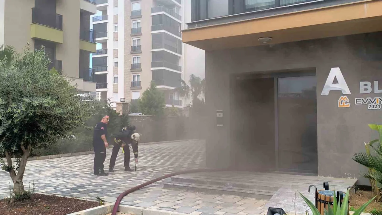 Antalya Aksu'da lüks sitede 6. kattaki dairede yangın: Elektrik tesisatı şüphesi, mutfak ve oturma odası kullanılamaz hale geldi