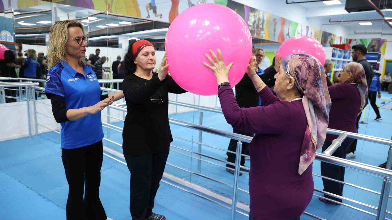 Antalya Büyükşehir Belediyesi, ASFİM'de Parkinson hastalarına eğitim verdi