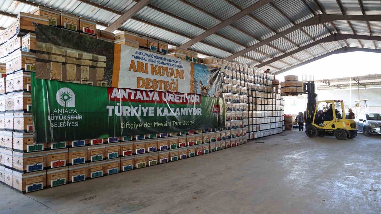 Antalya Büyükşehir Belediyesi üreticilere 1.200 polen tuzaklı kovan desteği sağladı