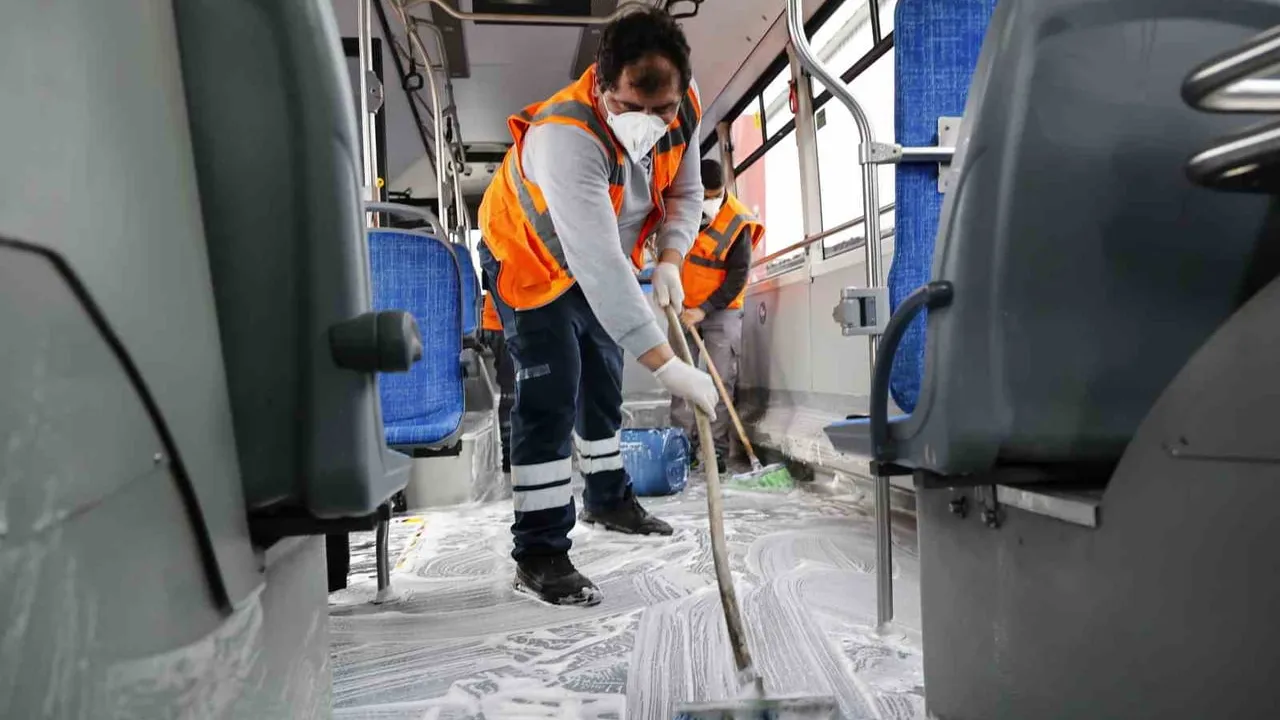 Antalya Büyükşehir, Toplu Ulaşım Araçlarını Günlük Temizlik ve Dezenfeksiyonla Sefere Hazırlıyor