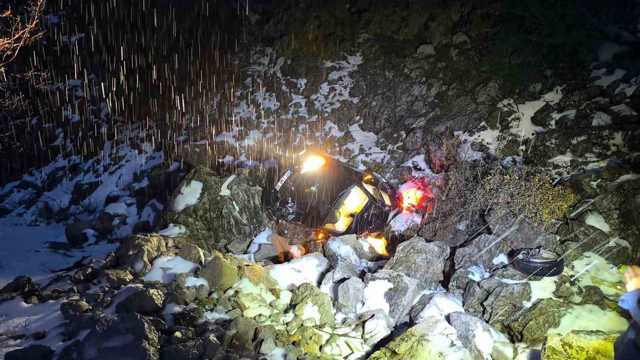 Antalya'da Akseki-Seydişehir Karayolu'nda Şarampole Yuvarlanan Otomobil: 3 Yaralı