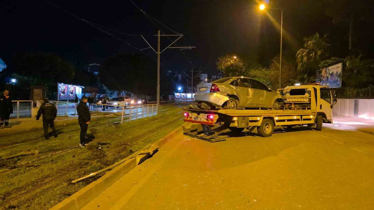 Antalya'da alkollü sürücü tramvay durağına girdi, sürücü hafif yaralandı