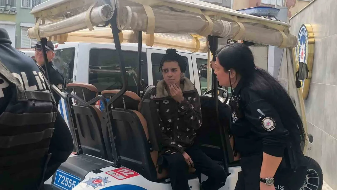 Antalya'da daire yangınında dumandan etkilenen kedi itfaiye eri tarafından kalp masajıyla kurtarıldı