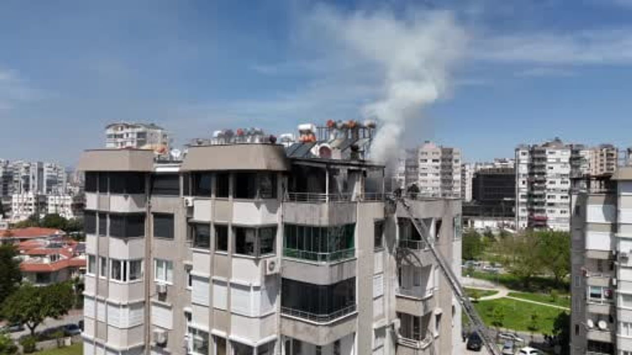 Antalya'da dubleks terasındaki yangın: Yaşlı sakinler kuryelerin yardımıyla tahliye edildi