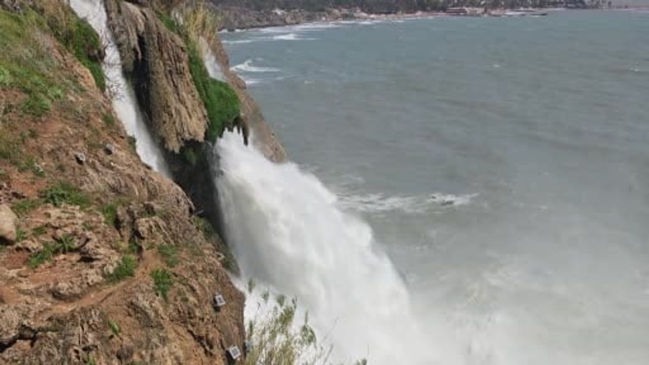 Antalya'da Düden Şelalesi'nden denize akan çamur falezlerde deniz rengini değiştirdi