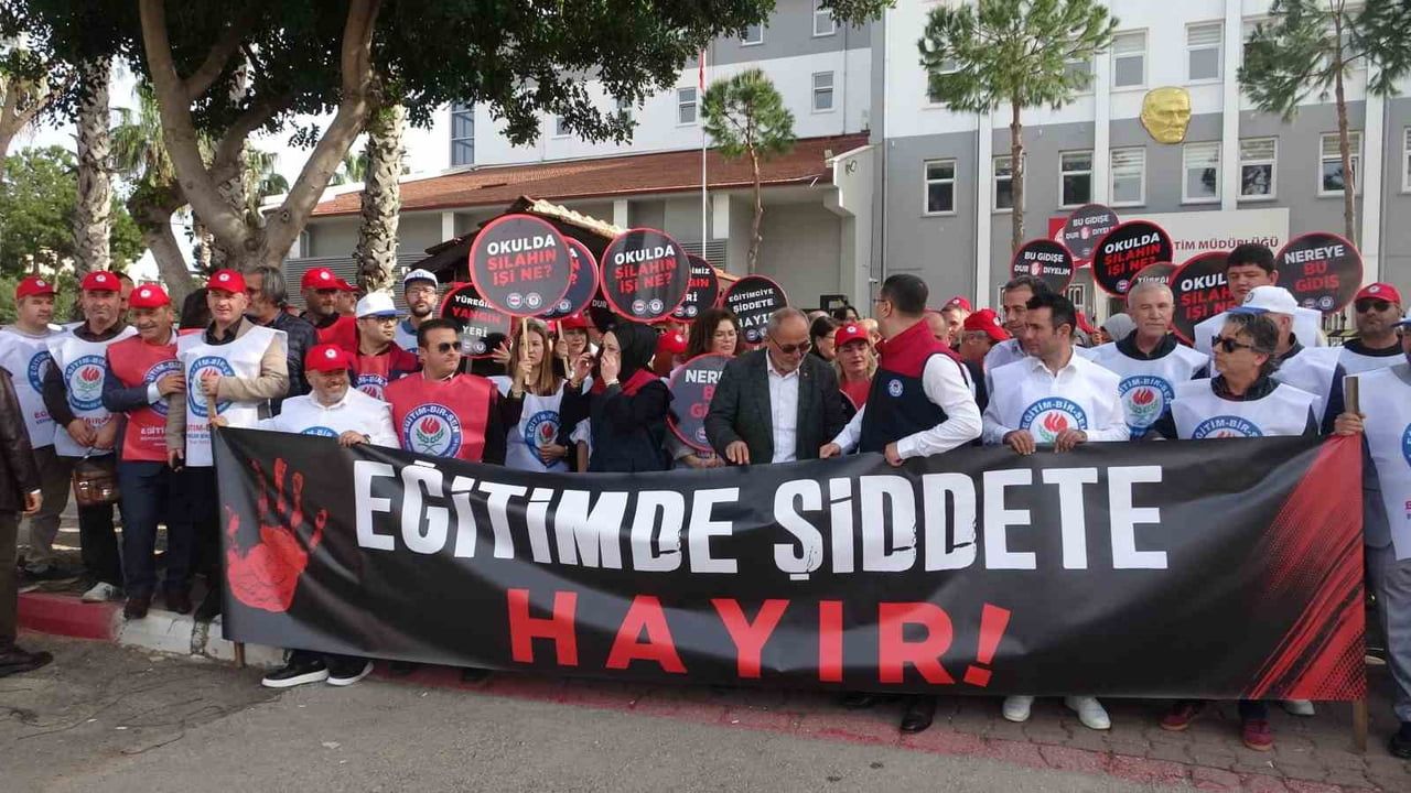 Antalya'da Eğitim-Bir-Sen, Siverek ve Kahramanmaraş'taki okul saldırılarını protesto etti