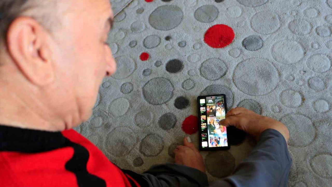 Antalya'da elleri olmadan ayaklarıyla yaşamını sürdüren esnaf: Mehmet Temel'in hikâyesi