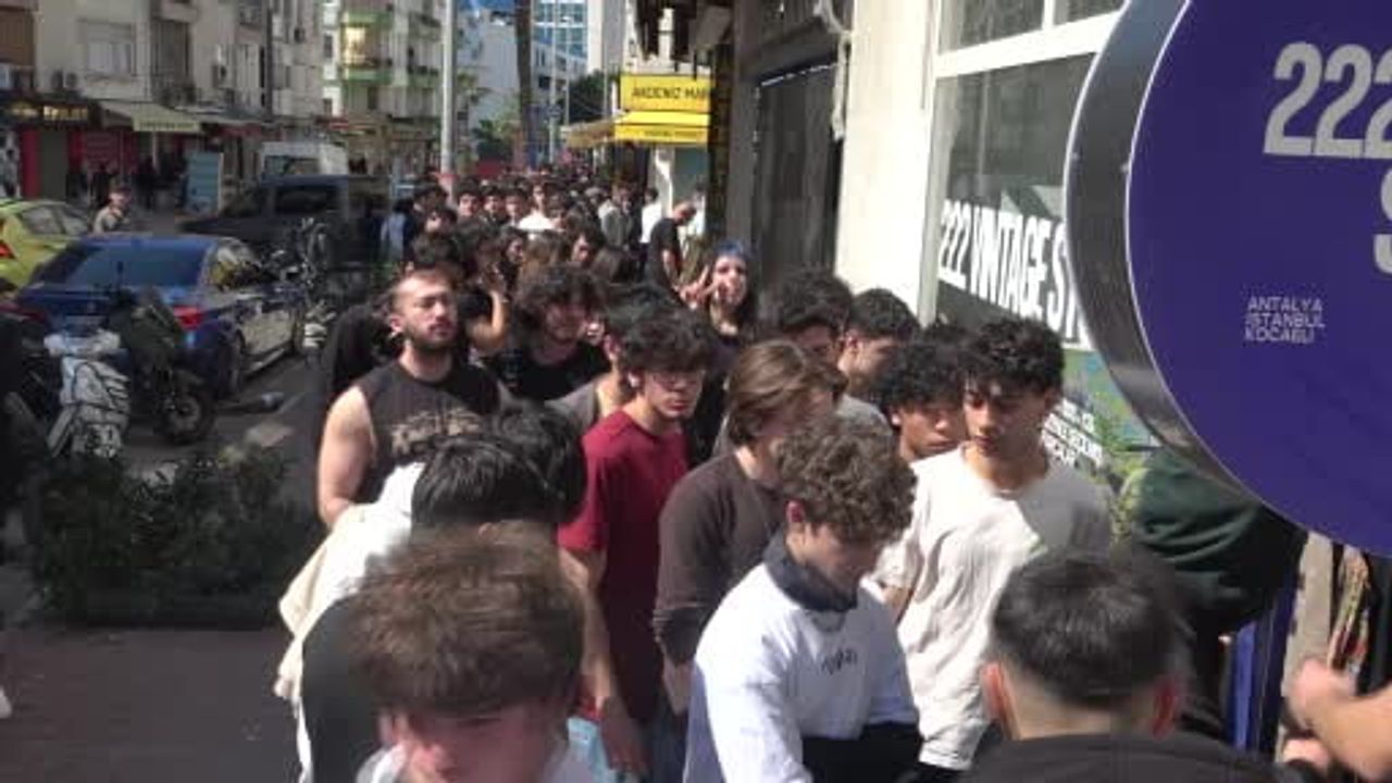 Antalya'da indirimli ikinci el giyim mağazası açılışı, yoğun ilgi nedeniyle kontrollü girişe dönüştü