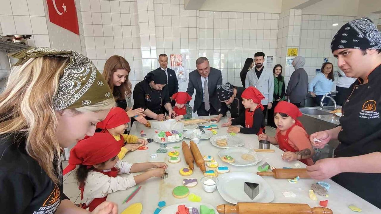 Antalya'da minikler Tez-Tur Turizm Mesleki ve Teknik Anadolu Lisesi'nde şeker hamurlu kurabiye yaptı