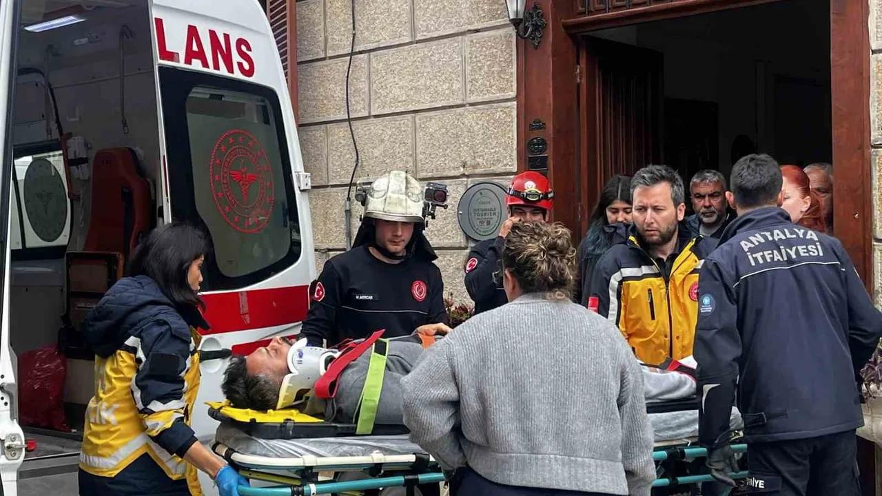 Antalya'da otel deposuna inmek isterken düşen genç yaralandı