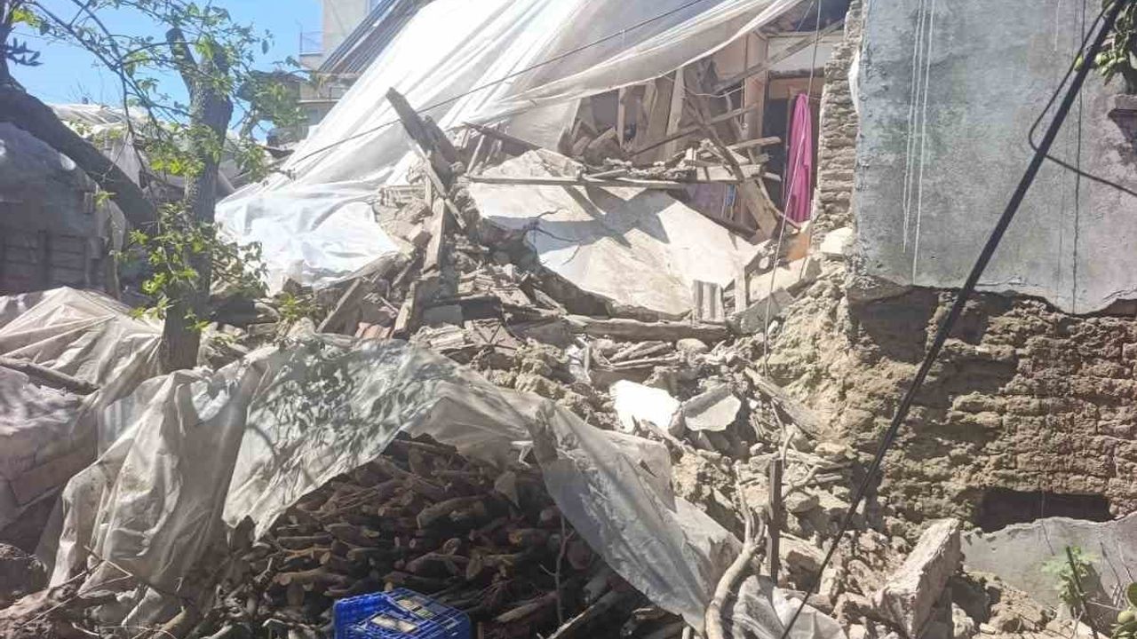 Antalya Demre'de kullanılmayan 2 katlı kerpiç ev çöktü