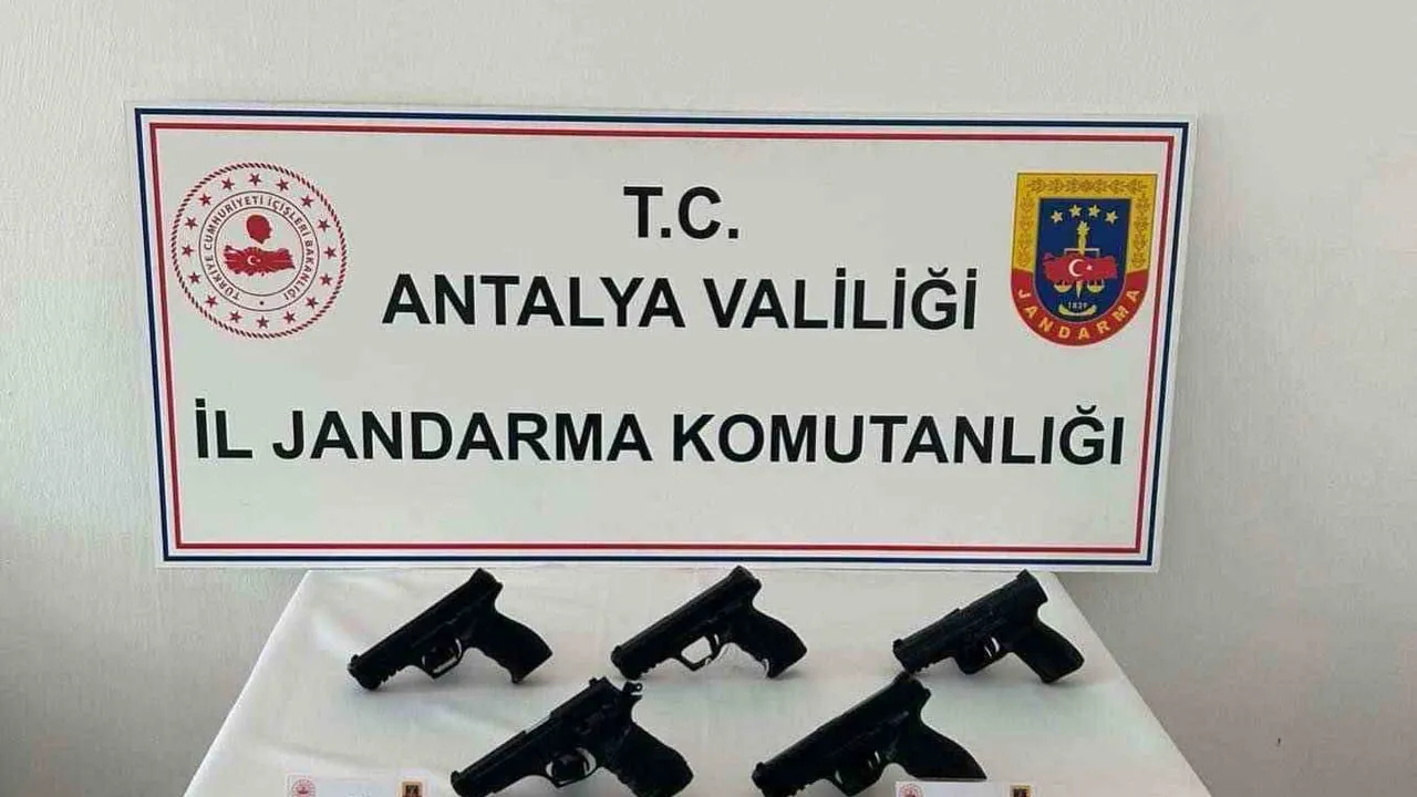 Antalya Gazipaşa'da Yol Kontrolünde 5 Ruhsatsız Tabanca ve 93 Fişek Ele Geçirildi