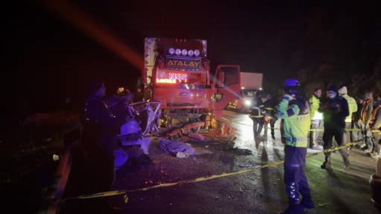 Antalya-Isparta Karayolu'nda Kafa Kafaya Çarpışma: Anne Hayatını Kaybetti, 4 Kişi Yaralandı