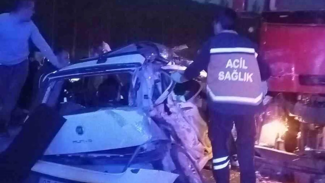 Antalya-Isparta karayolunda kafa kafaya çarpışma: 1 ölü, 4 yaralı