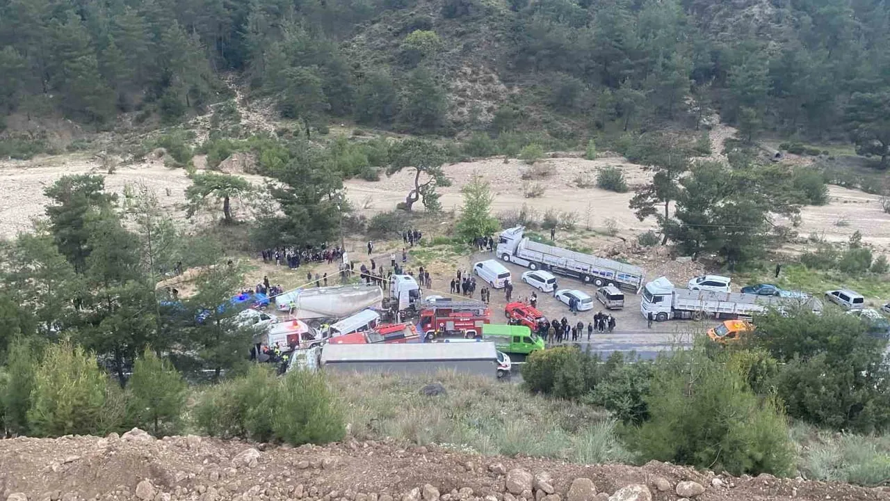 Antalya-Isparta karayolunda minibüs ile beton mikseri çarpıştı: 7 ölü, 7 yaralı