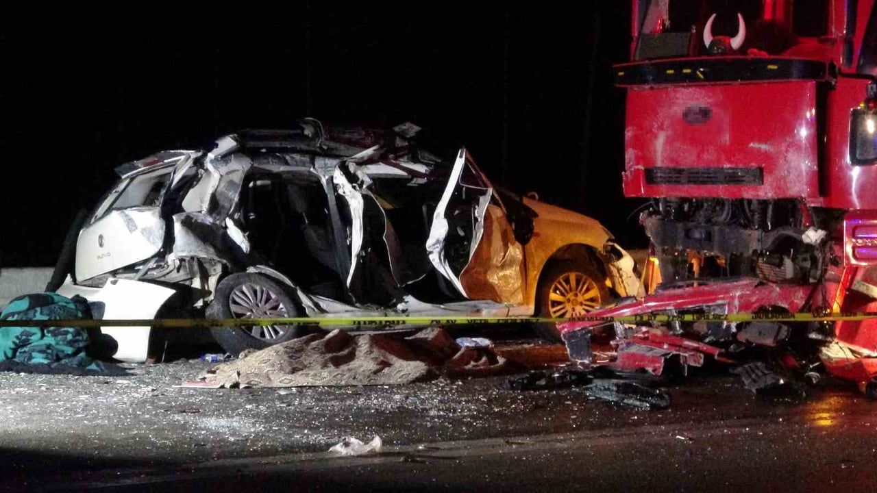 Antalya-Isparta yolunda kaza: Anne çocuklarını korumaya çalışırken yaşamını yitirdi