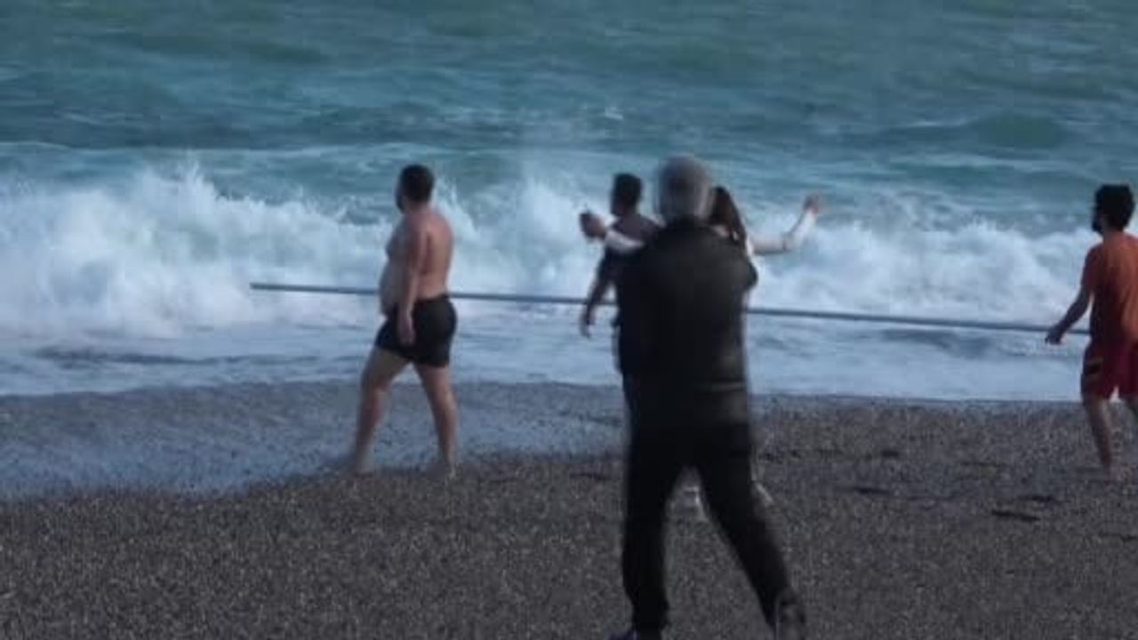 Antalya Konyaaltı Sahili'nde boğulma tehlikesi: 2 kurtarıldı, 26 yaşındaki kuzen yaşamını yitirdi
