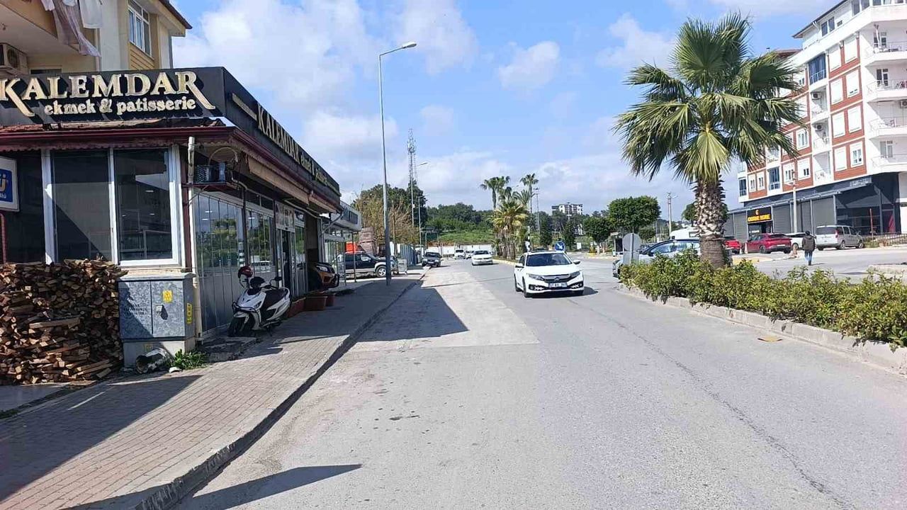 Antalya Manavgat’ta elektrikli bisiklet, otomobil kapısına çarptı: Sürücü yaralandı