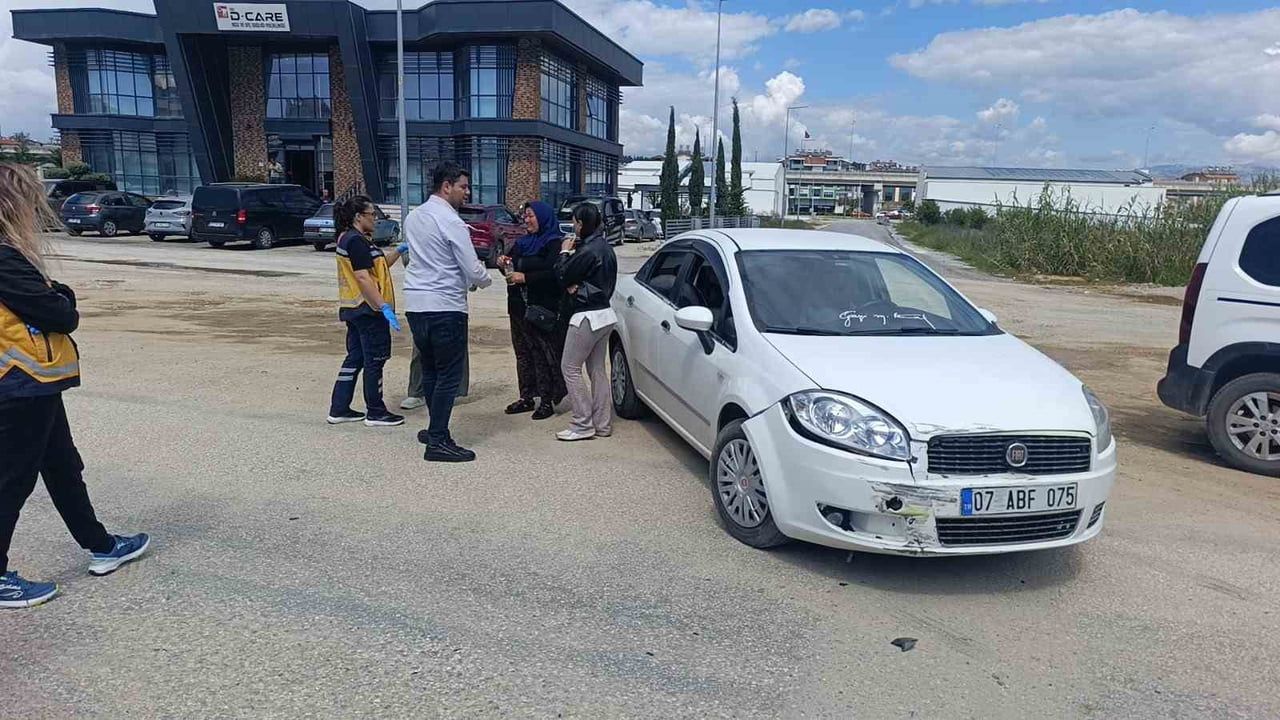 Antalya Manavgat’ta kontrolsüz kavşakta kaza: Eksik sürücü belgesi nedeniyle 11 bin 629 TL ceza