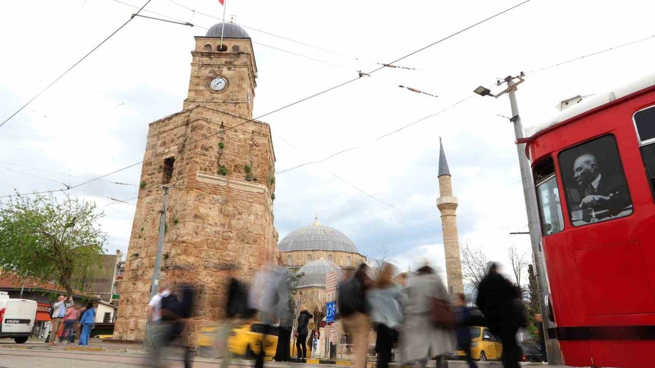 Antalya Saat Kulesi'nde Saatler Yeniden Durdu — Restorasyon Sonrası Mekanizma ve Enerji Sorunları