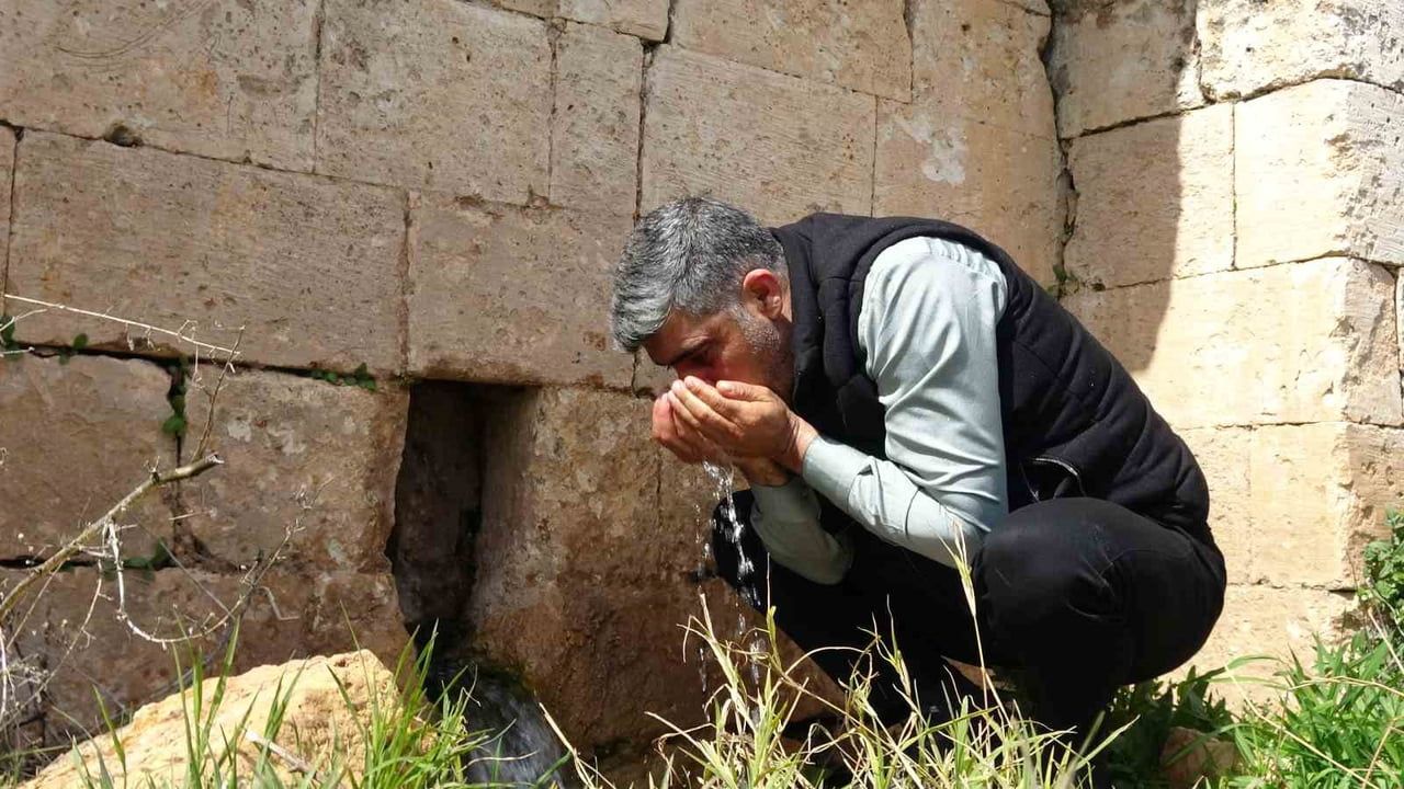 Araban’da Kuruyan Tarihi Çeşmeler, Kar ve Yağmurla Yıllar Sonra Yeniden Akmaya Başladı