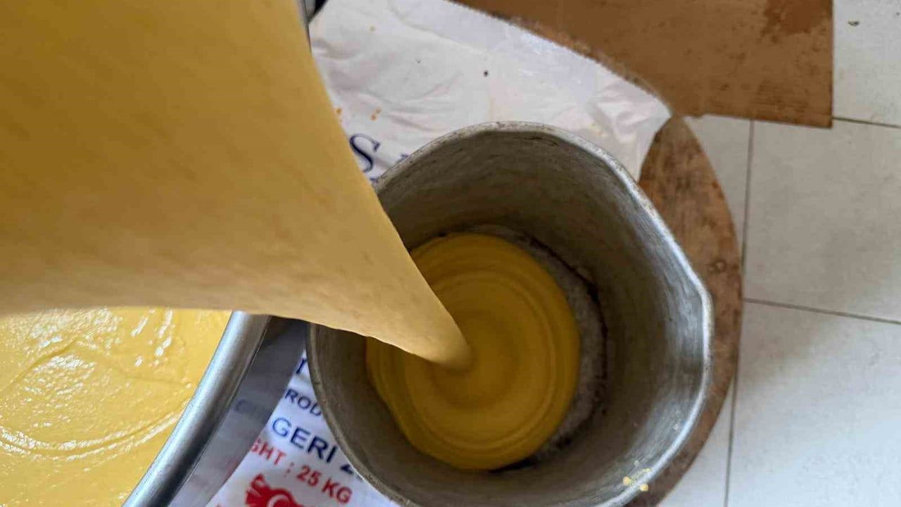 Araklı'da 15 Saate Varan Pişirme: Tenekede Mısır Ekmeğinin Hazırlığı ve Tazeliği