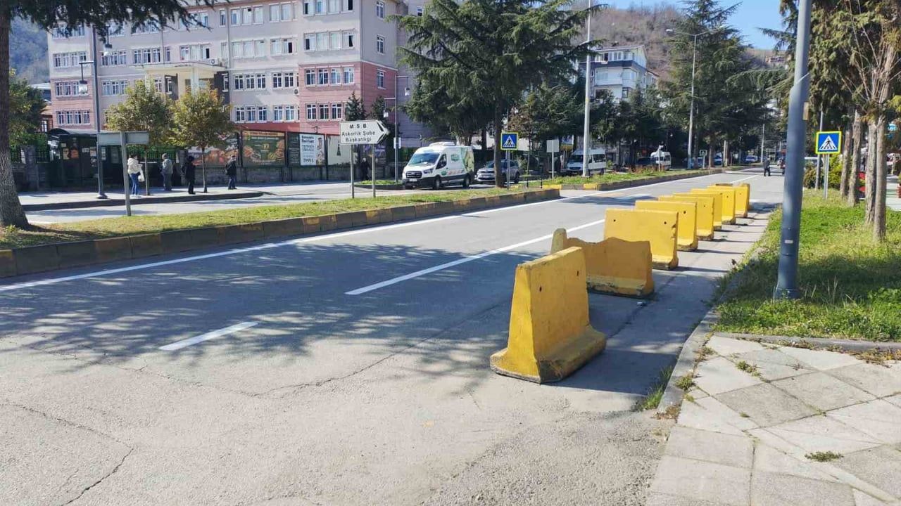 Araklı'da 15 Temmuz'dan kalan beton bloklar trafik akışını zorluyor