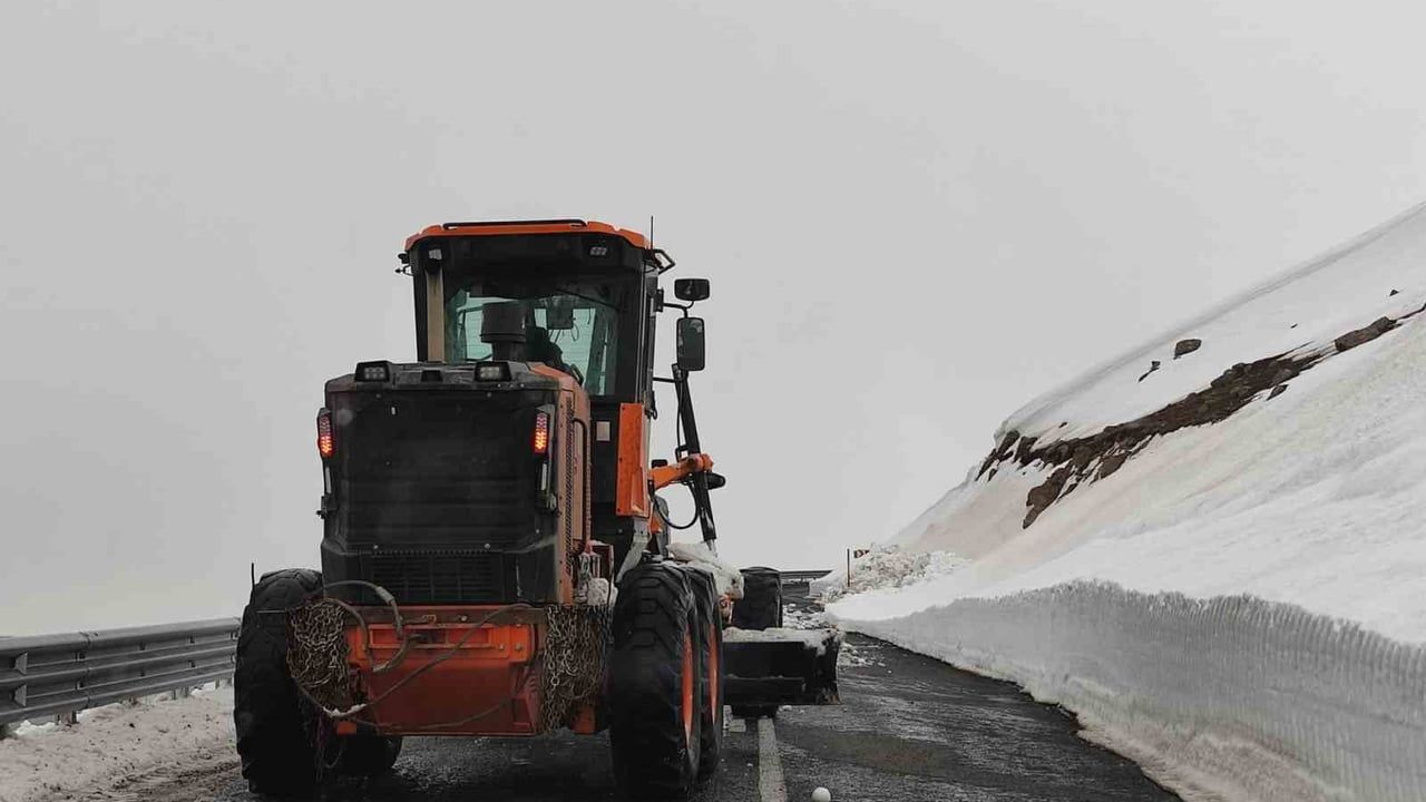 Ardahan-Ardanuç kara yolu 8 günlük çalışmayla yeniden ulaşıma açıldı