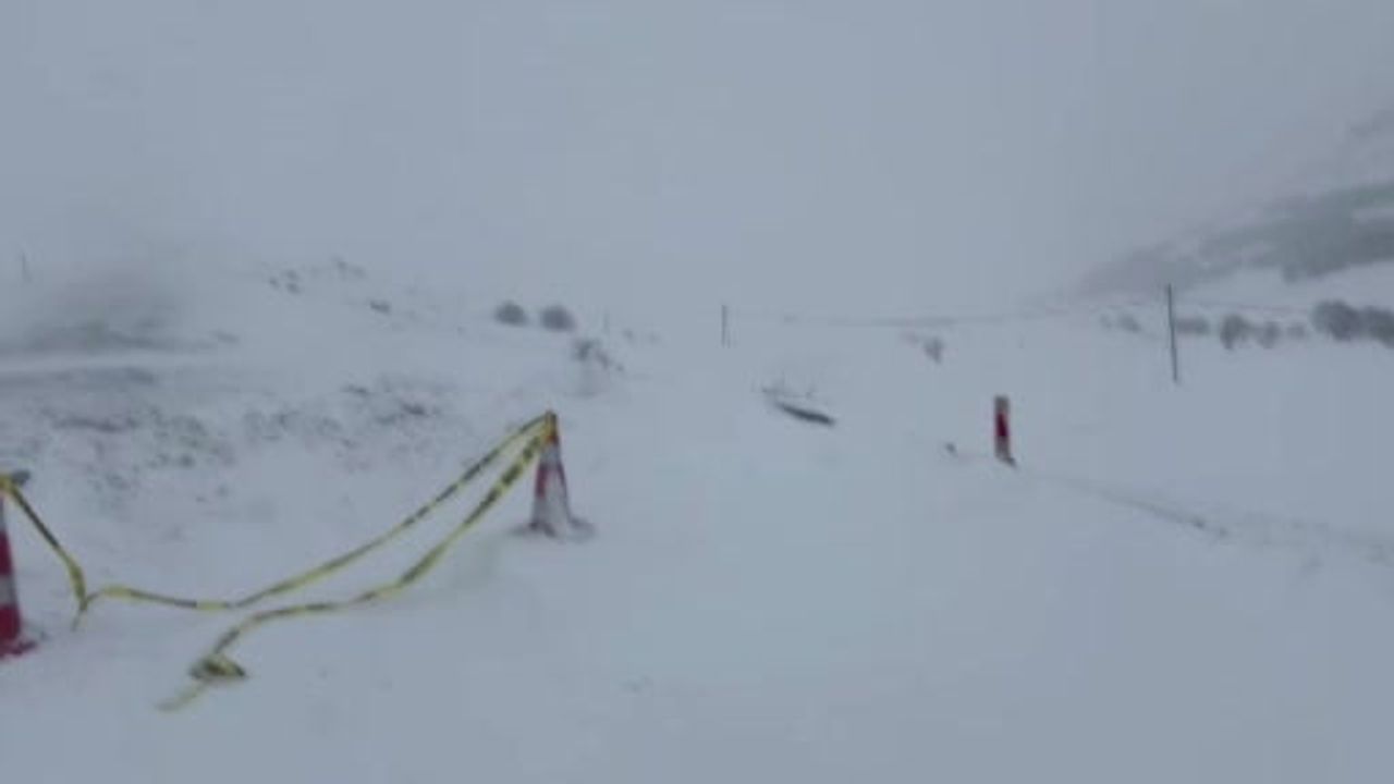 Ardahan-Ardanuç kara yolu Bülbülan geçidi şiddetli kar ve tipi nedeniyle ulaşıma kapatıldı